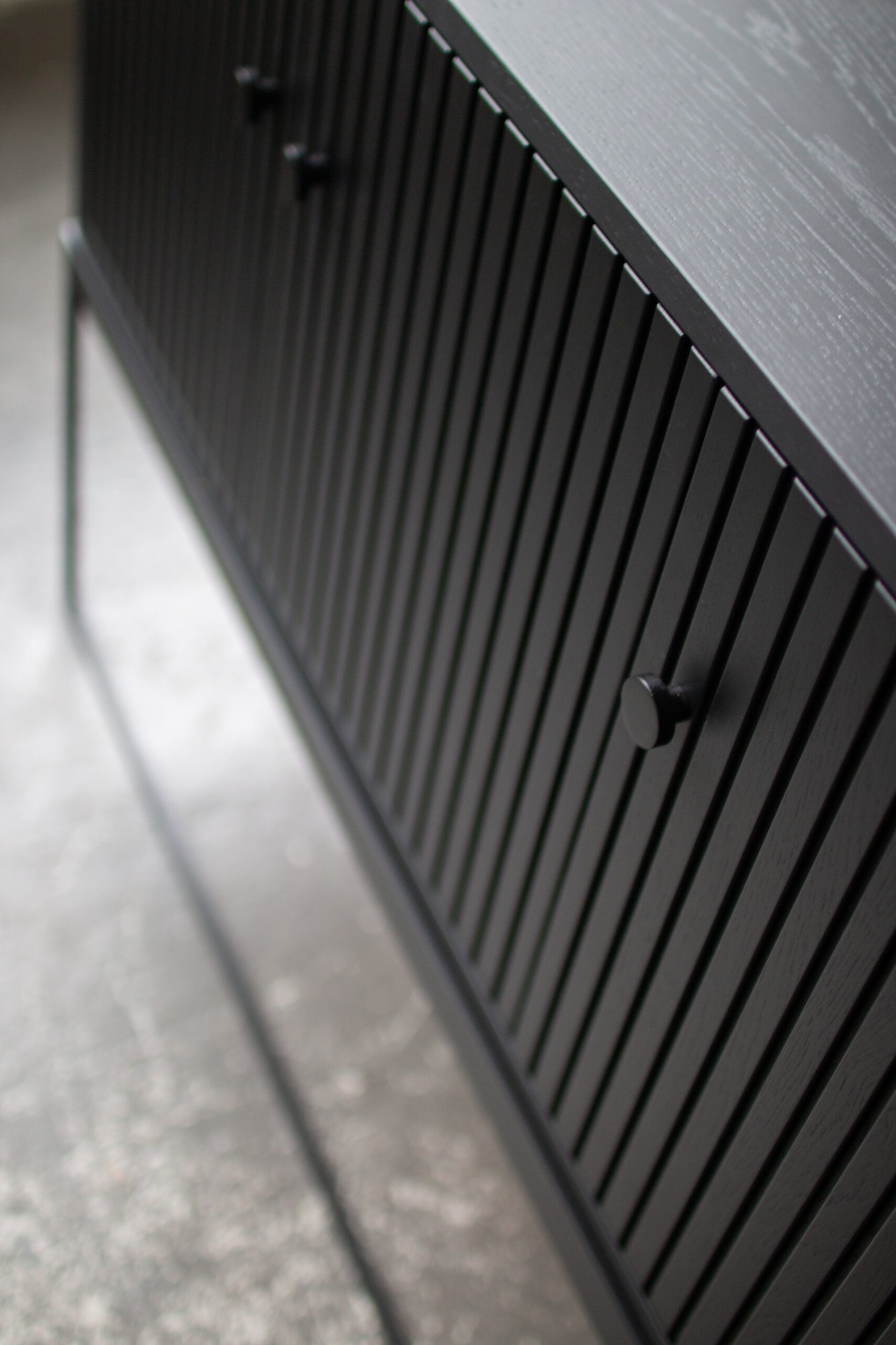 DIS SIDEBOARD