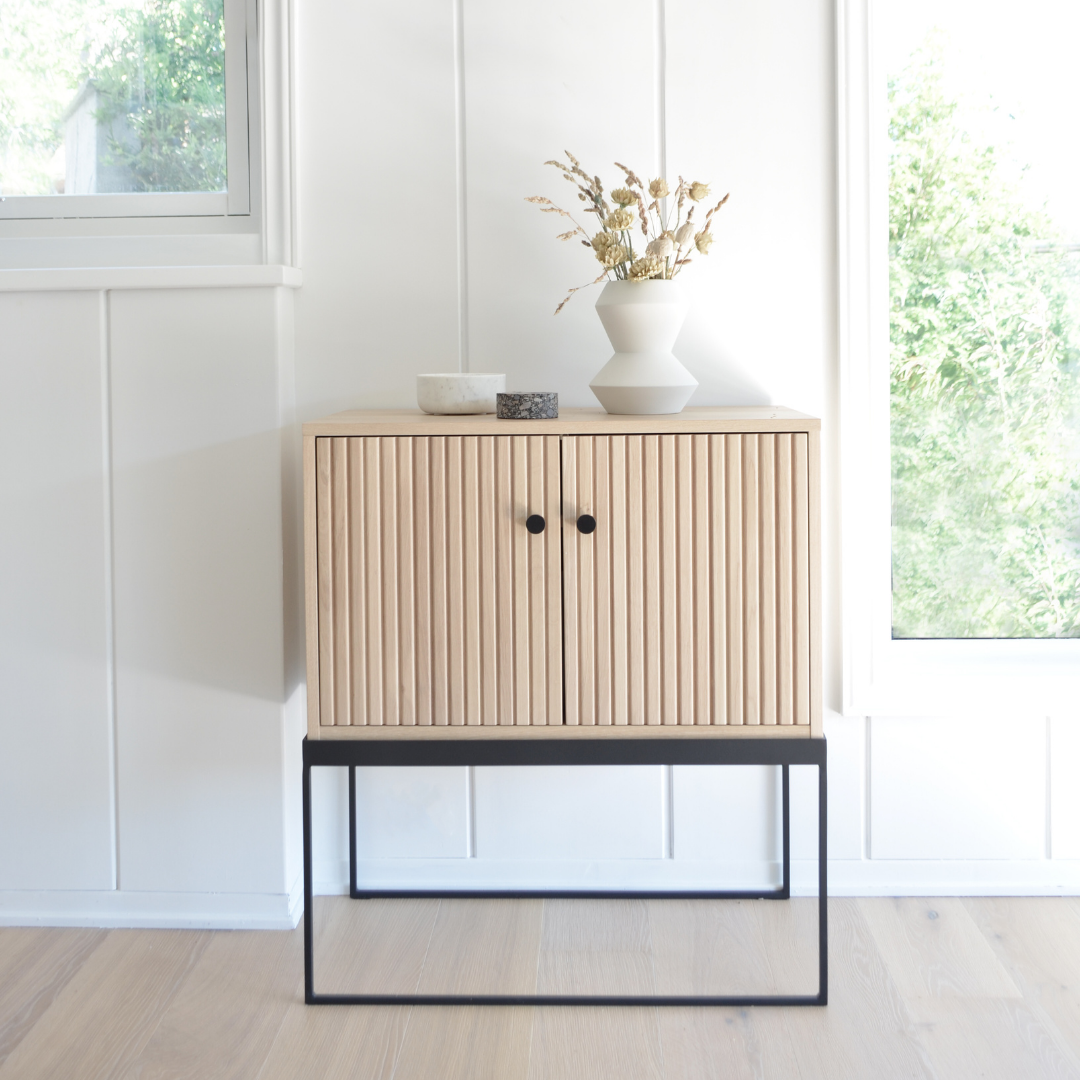 DIS SIDEBOARD